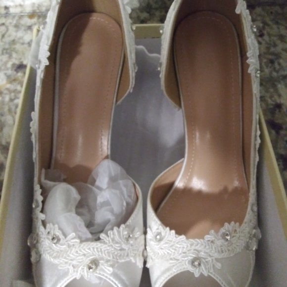 New Wedding White Satin Pumps - Picture 5 of 6
